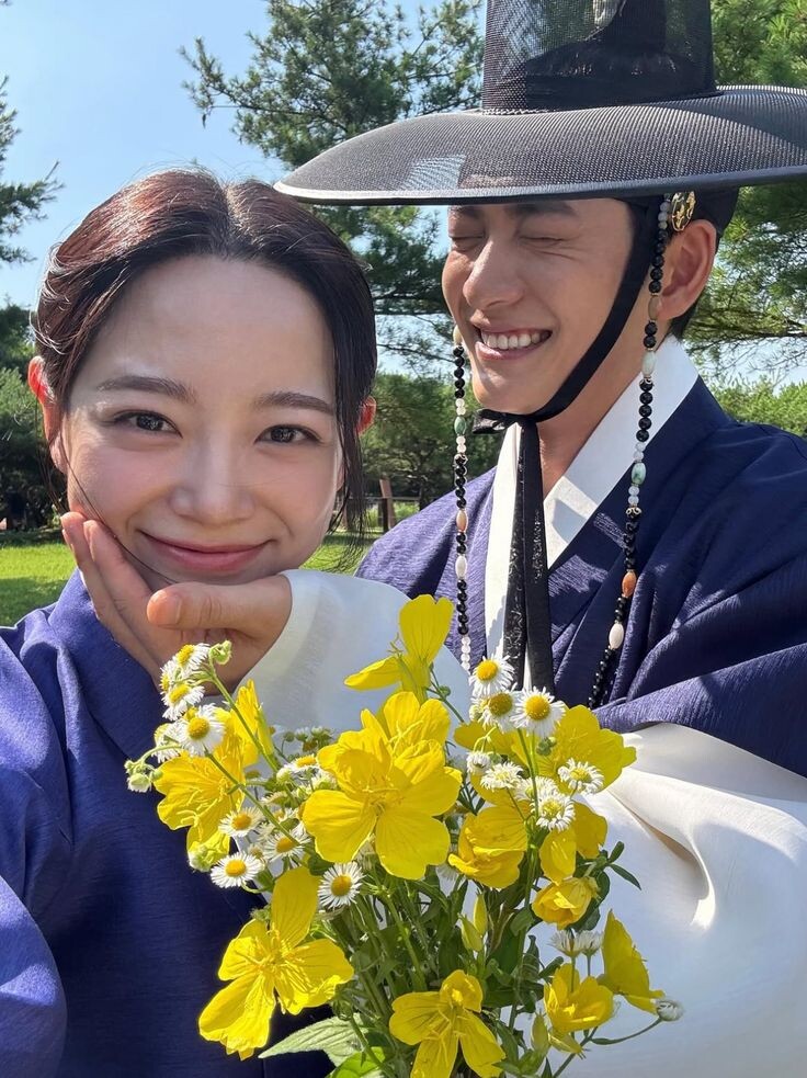  "Струящаяся над рекой луна"