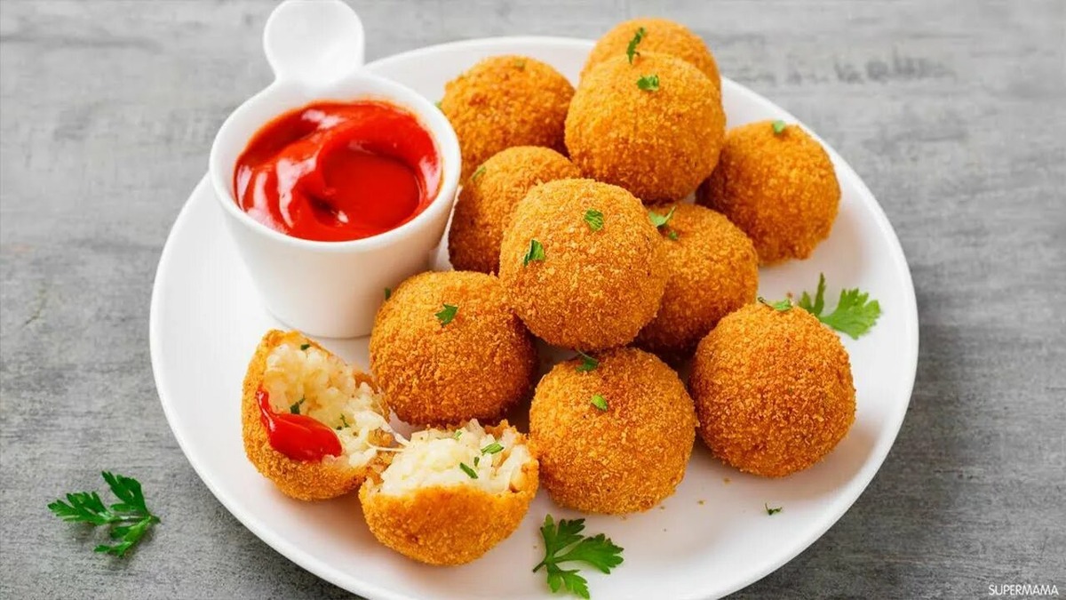 Новогодний гарнир должен быть не только вкусным, но и эффектным! Предлагаю приготовить аппетитные крокеты из картофеля с сочной начинкой — они вооружат ваш праздничный стол золотистой корочкой и мягкой серединкой. Идеально с майонезом с чесноком или сметаной с зеленью.Ингредиенты (4 порции):  Картофель — 500 г Куриное филе (отварное) — 170 г Грибы — 80 г Лук репчатый — 80 гЯйцо — 1 шт.Панировочные сухари — 5 ст. л.Масло подсолнечное для жарки — 2 ст. л.Соль, перец — по вкусу Приготовление: Отварите картофель до готовности, остудите и очистите. Затем натрите его на мелкой тёрке или сделайте пюре. Для начинки мелко порежьте и обжарьте на масле лук и грибы до мягкости, добавьте мелко нарезанное отварное куриное филе. Посолите, поперчите и перемешайте.В картофель добавьте яйцо, соль и перец, хорошо перемешайте. Возьмите небольшое количество картофельной массы, сформируйте лепёшку, положите в центр начинку и аккуратно закройте, формируя шарик или овал.Обваляйте крокеты в панировочных сухарях для хруста. Жарьте на разогретом масле до золотистой корочки со всех сторон (примерно 3-4 минуты). Готовые крокеты выкладывайте на бумажное полотенце, чтобы убрать лишнее масло.Эти крокеты можно подать с чесночным майонезом, сметаной с зеленью или тартаром. Они станут настоящей звездой новогоднего стола — сытные, ароматные и очень аппетитные!Приятного аппетита и волшебного праздника! 🎄✨