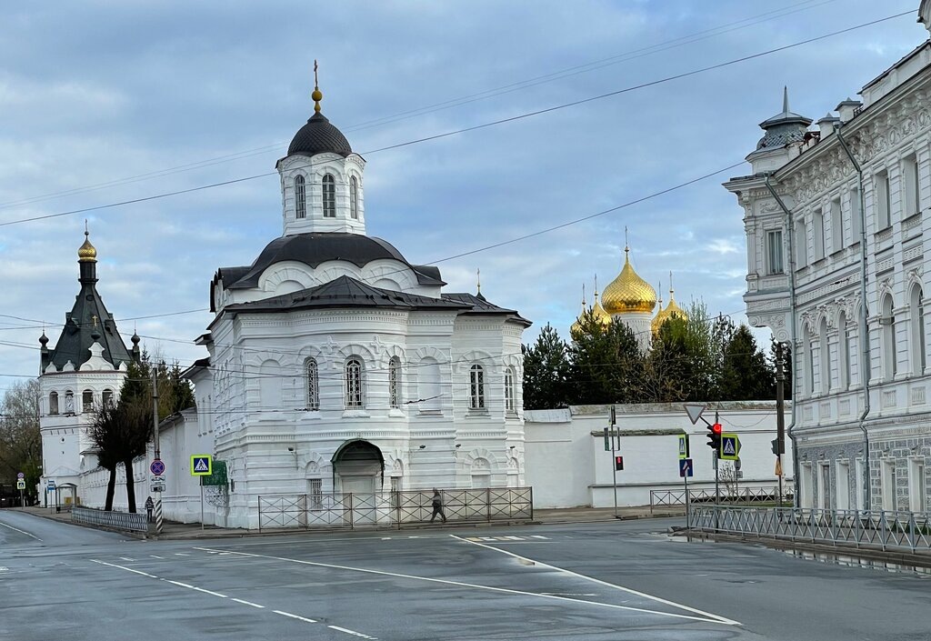 Вид с улицы на Богоявленский женский монастырь.