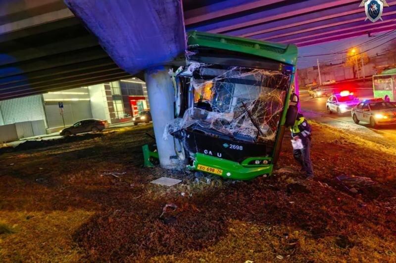    Фото в материале: telegram-канал СУ СКР по Челябинской области/ Автобус на месте ДТП