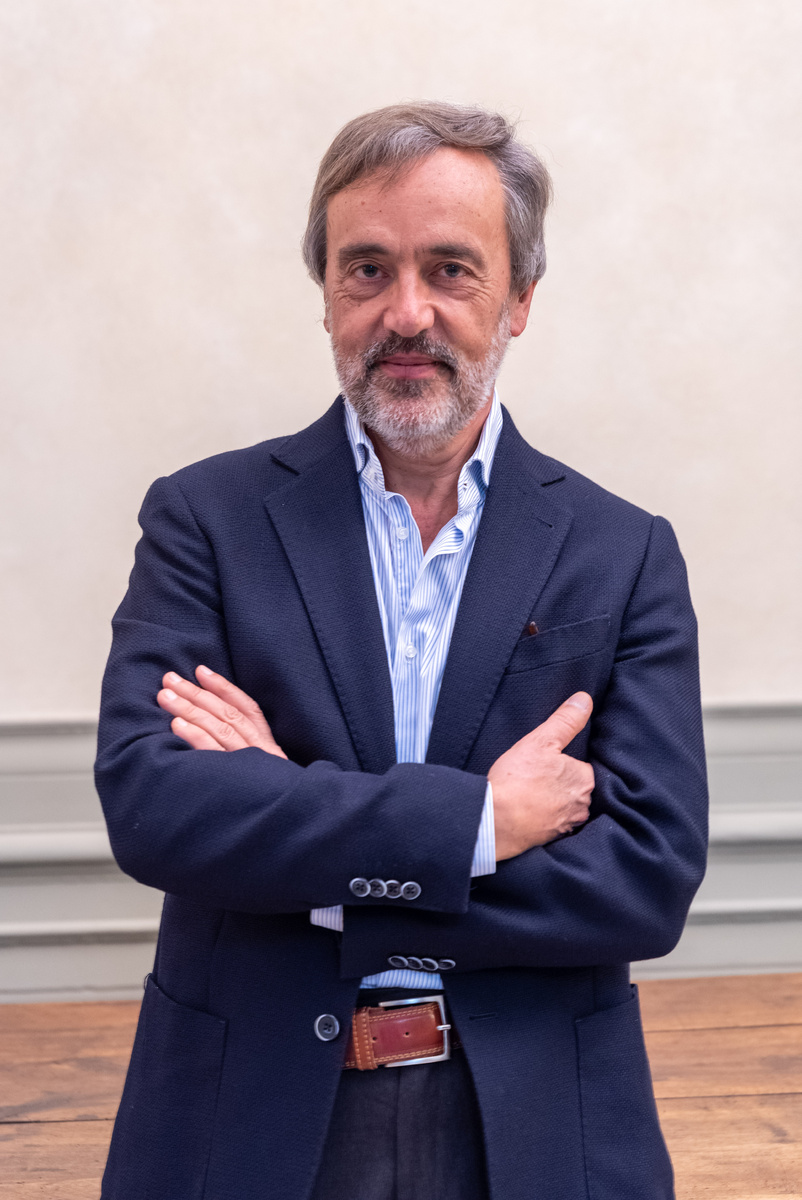 Карло Вечче (род.  1959).  Итальянский историк и филолог, профессор итальянской литературы в Университете Неаполя «L'Orientale» 
