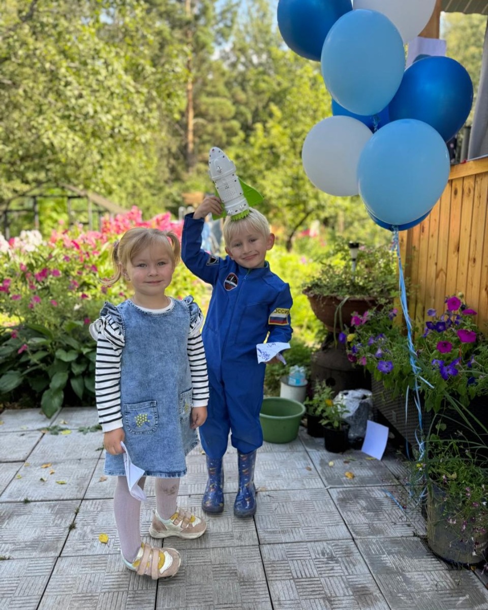 Космический день рождения на фоне флоксов