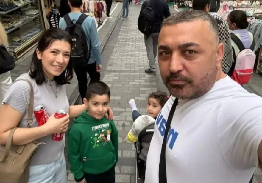 Семья Бёджек на прогулке в Стамбуле 