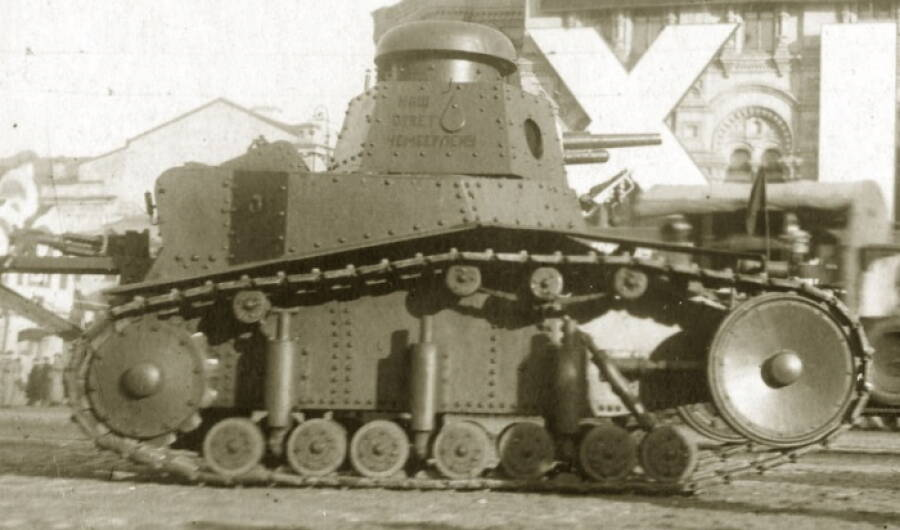 МС-1 с собственным именем "Наш ответ Чемберлену" во время парада 1929 года в Москве