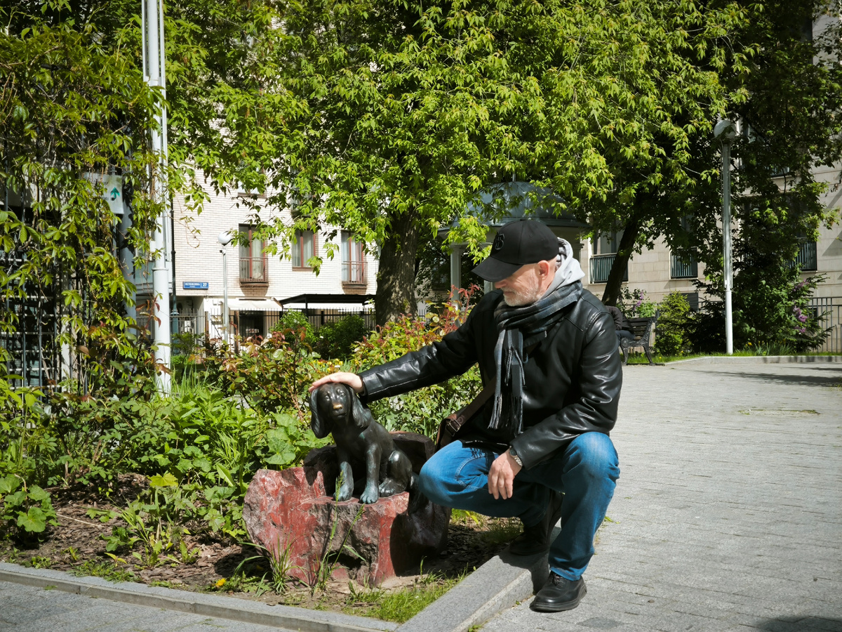 С Муму. Во дворе дома на Остоженке