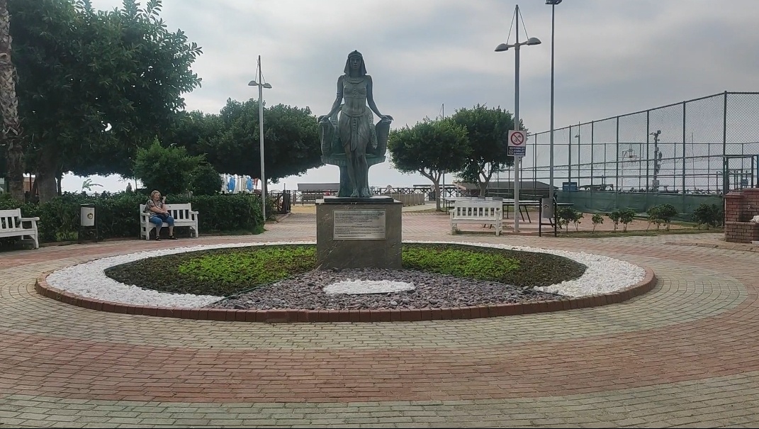 На набережной у пляжа Клеопатры