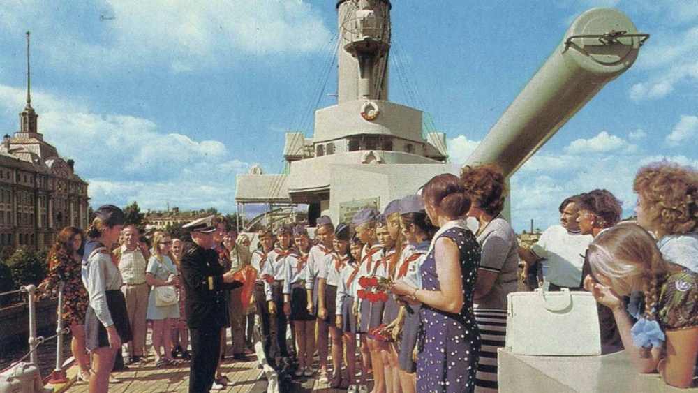Крейсер «Аврора» ставится на вечную стоянку у Петроградской набережной на Большой Невке.