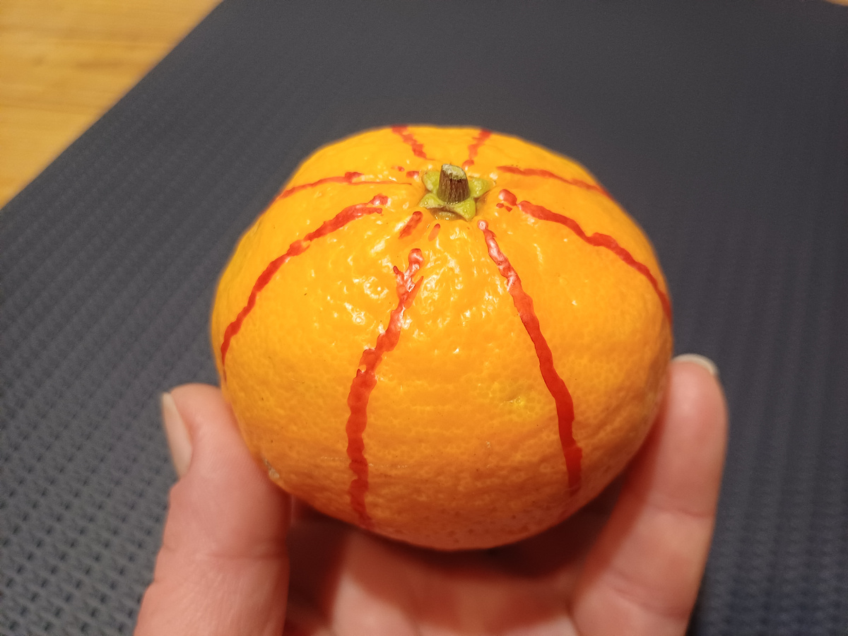 Разметила мандарин маркером. Фото автора