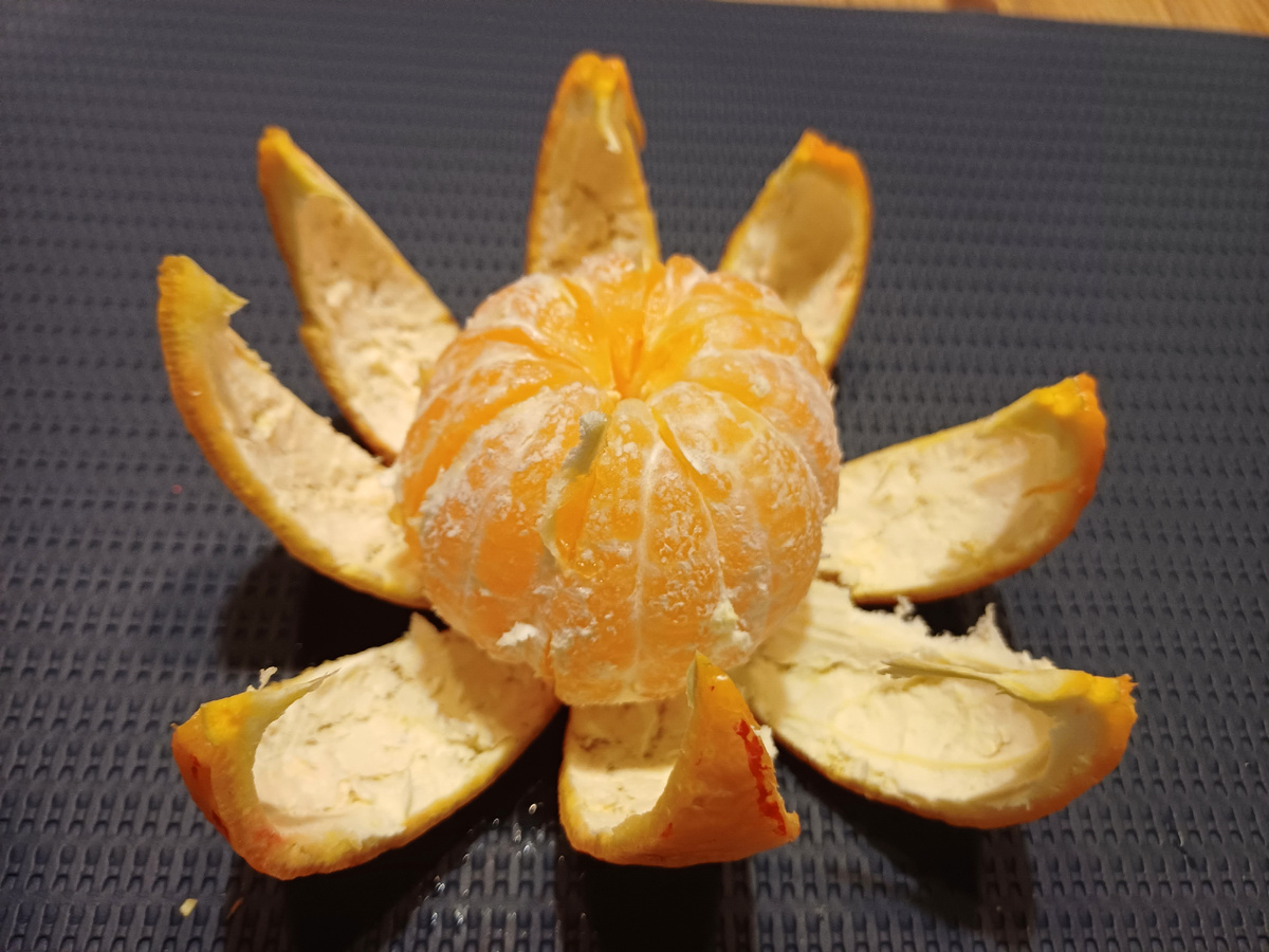 Очищаю мандарин. Фото автора