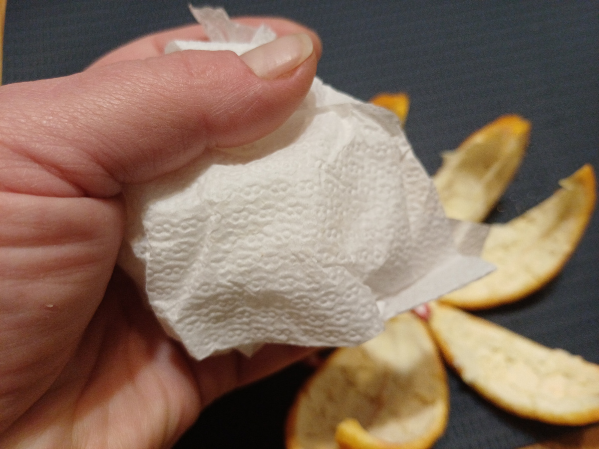 Вкладываю в середину смятые в шар салфетки. Фото автора