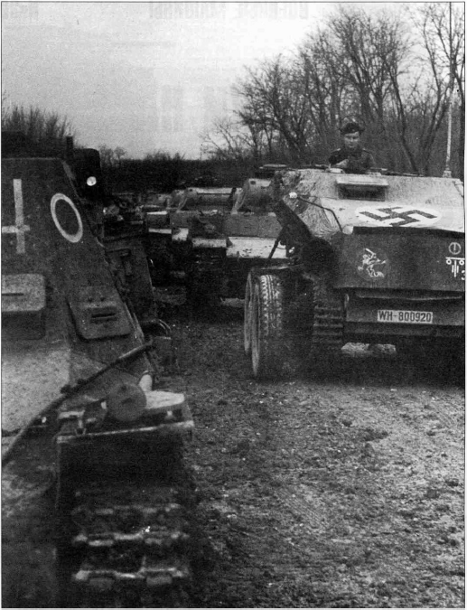 Колонну танков возглавляет бронеавтомобиль