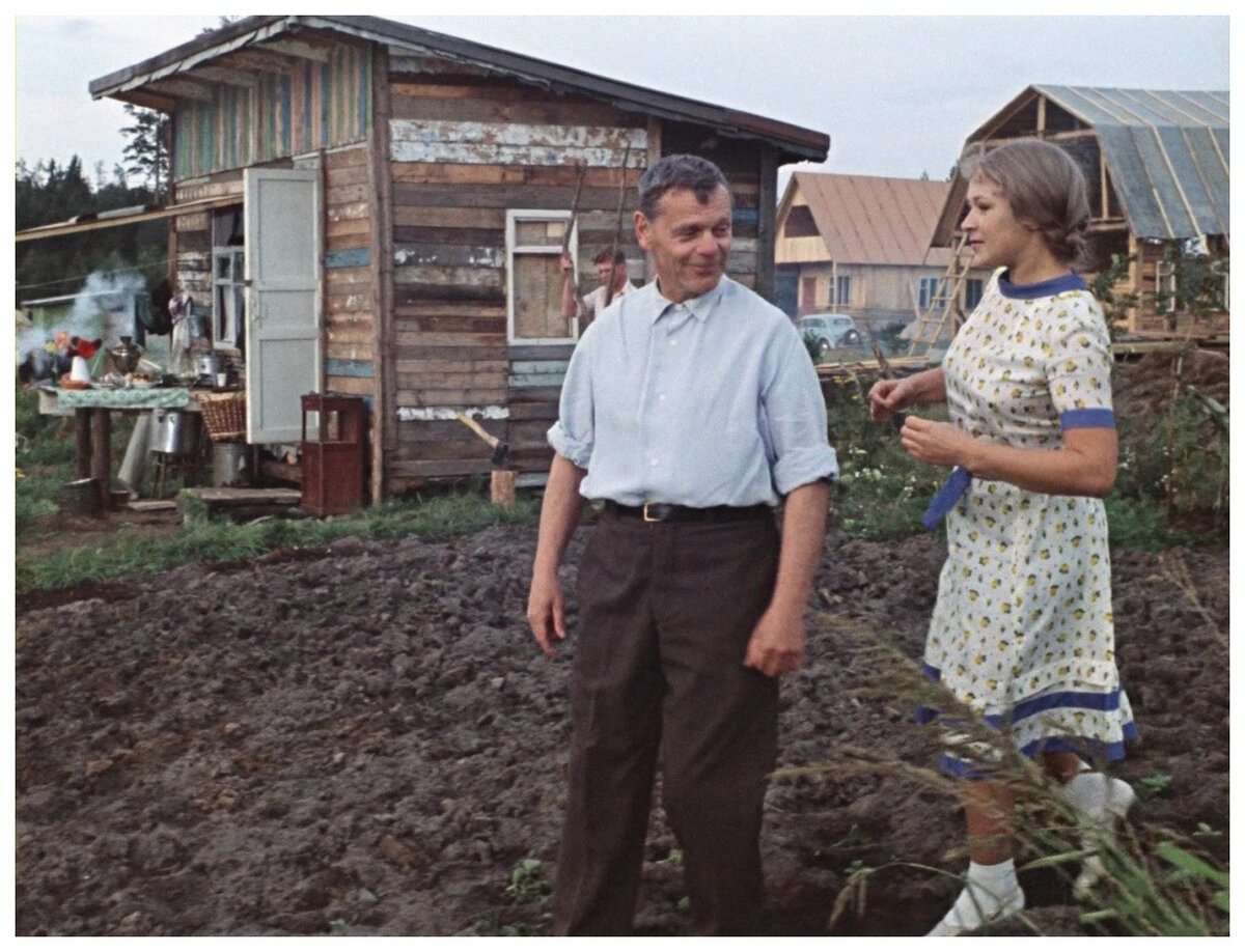 - А вон там надо зелень посадить, чтобы с с грядки и сразу на стол,- так говорила героиня одного их любимых фильмов