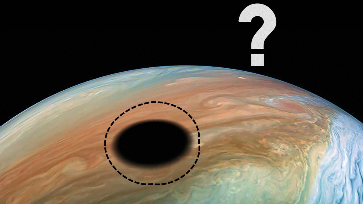 Тень от спутника Ио. На момент съемки «Юнона» находилась в 7862 километрах над верхней границей облачности. Диаметр тени — 3,6 тысячи километров.