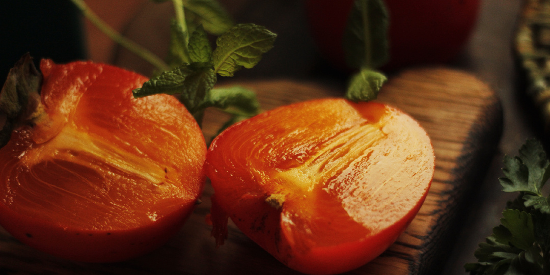 Так хурму вы точно еще не ели: готовим два удивительных соуса для мяса и десертов из осенней ягоды