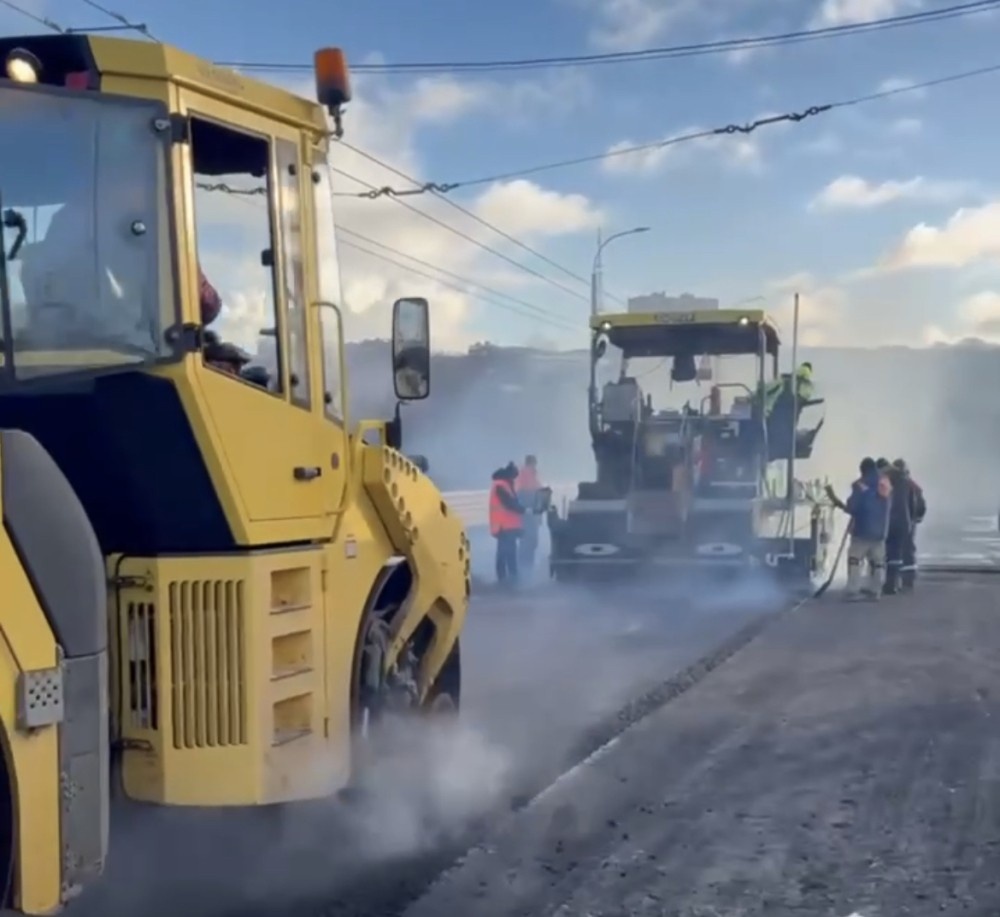    Финишный слой асфальта укладывают на Гагаринском мосту в Чебоксарах