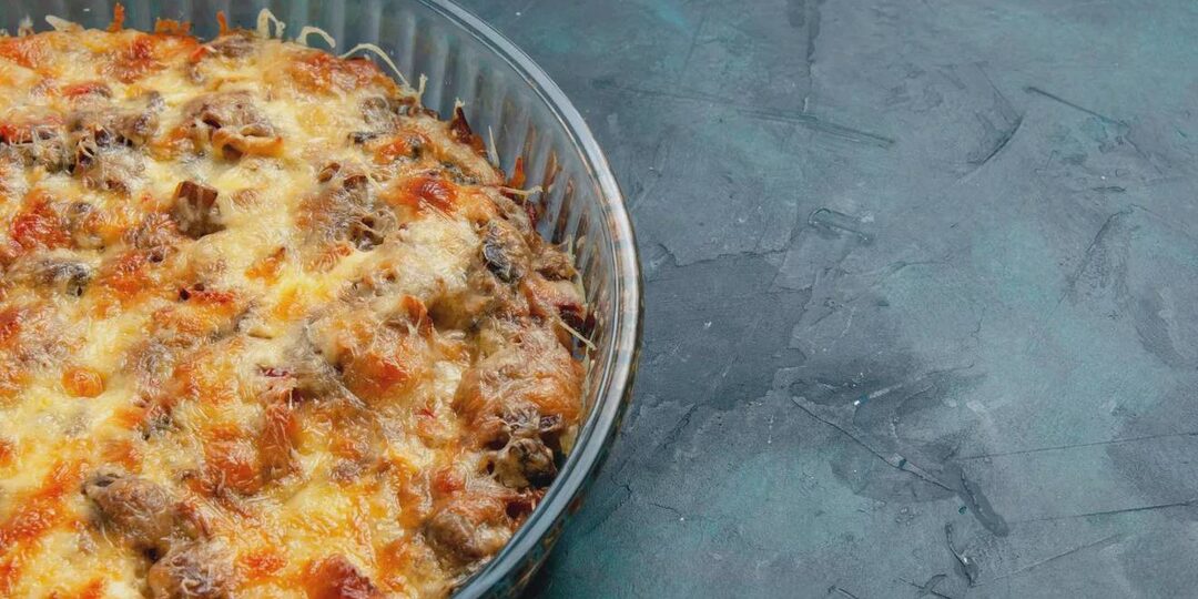 Когда времени нет, а хочется вкусно поесть — сытная запеканка из доступных ингредиентов
