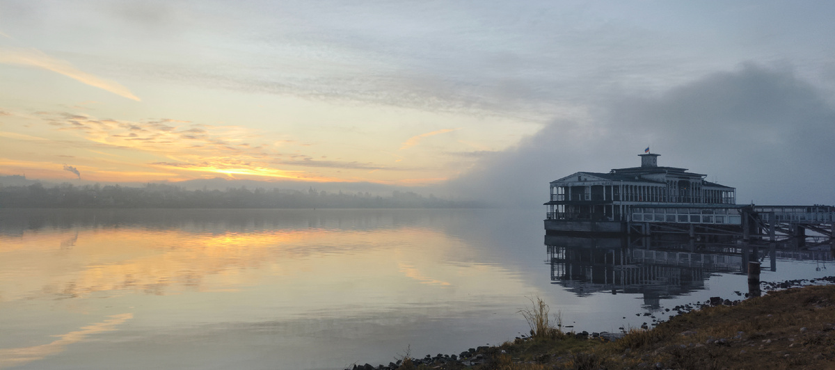 Ресторан на воде "Старая пристань" в тумане