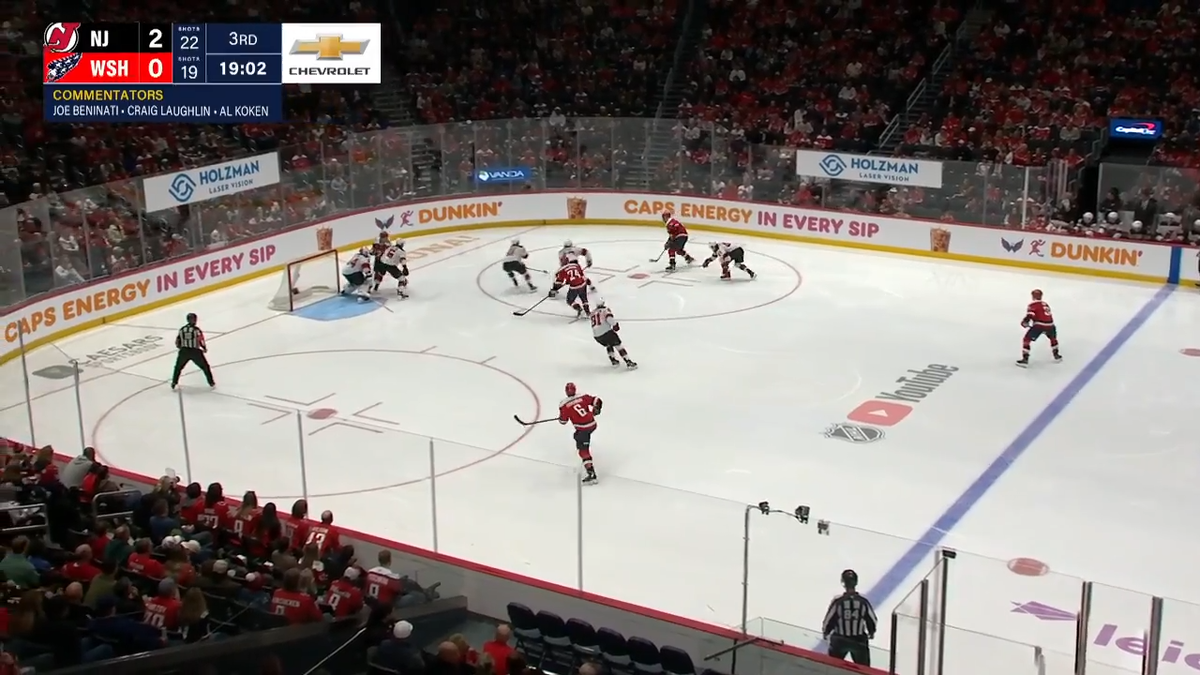 Овечкин  у борта крайний справа. фото: яндекс