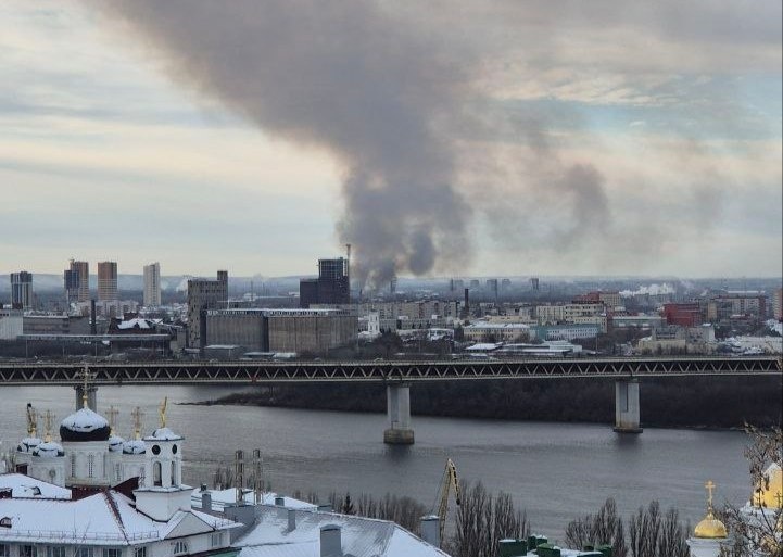    Густой дым с места пожара можно увидеть даже из верхней части города