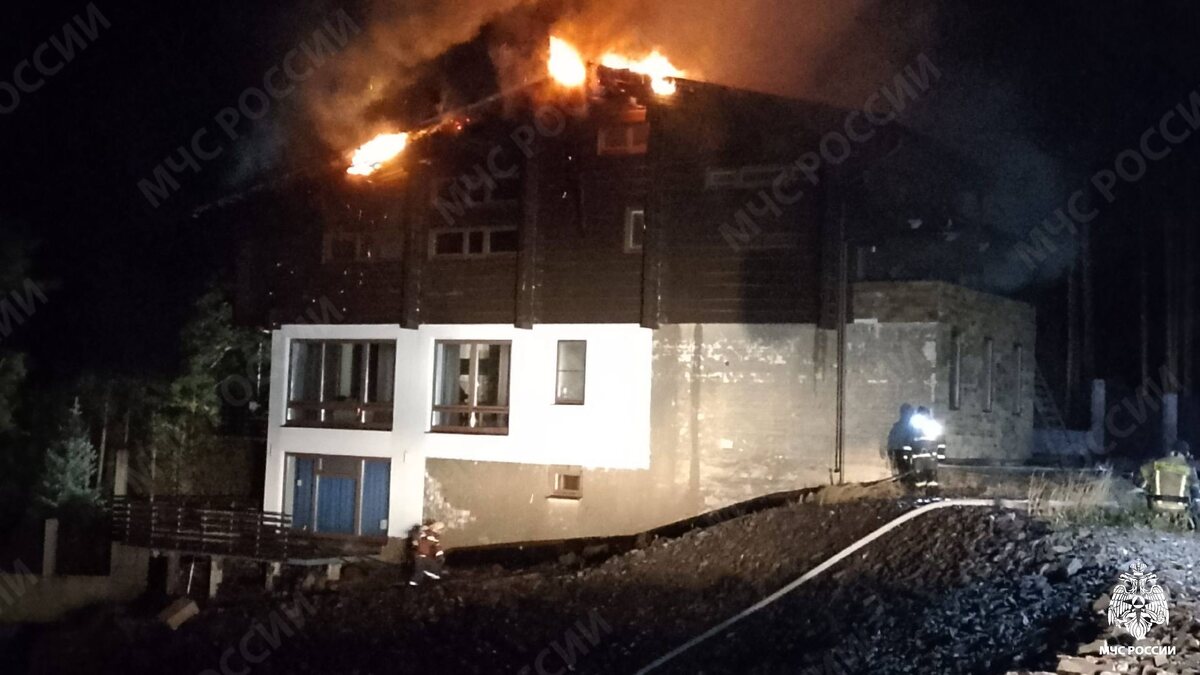    В Карельской деревне минувшей ночью горел элитный дом© МЧС Карелии