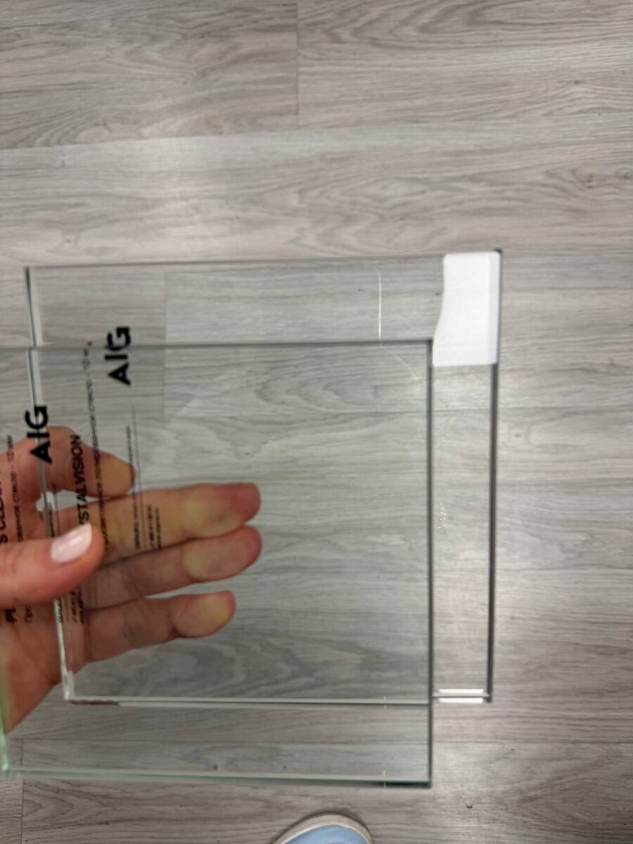 Обычное и осветленное стекло. Фото собственность автора.