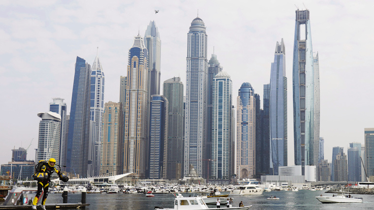    Завершающий этап строительства отеля Ciel Dubai Marina. На фото справа. Фото: AP/ТАСС