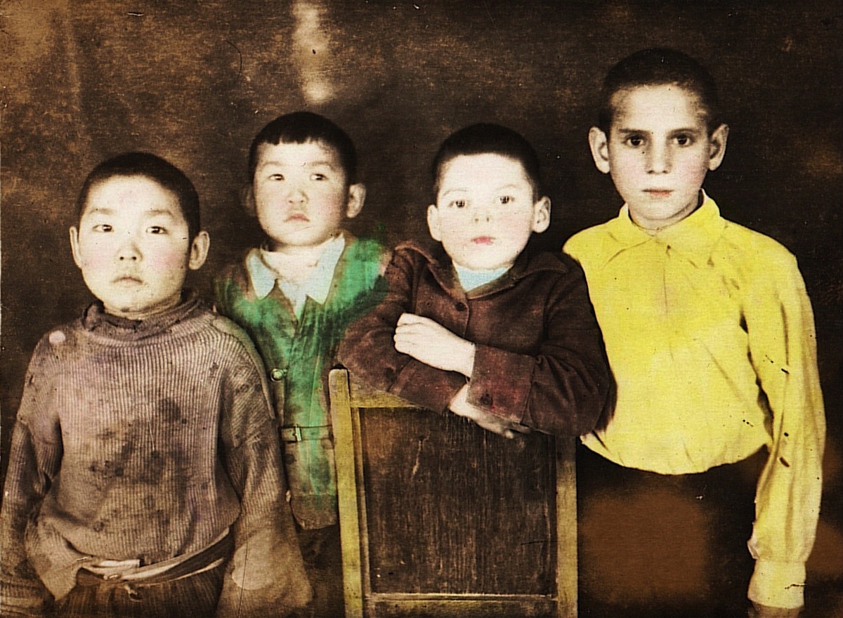 Обратите внимание, как одеты дети на фотографии- очень бедно. Бабушка подписала: "Вот как были одеты дети после Войны". 