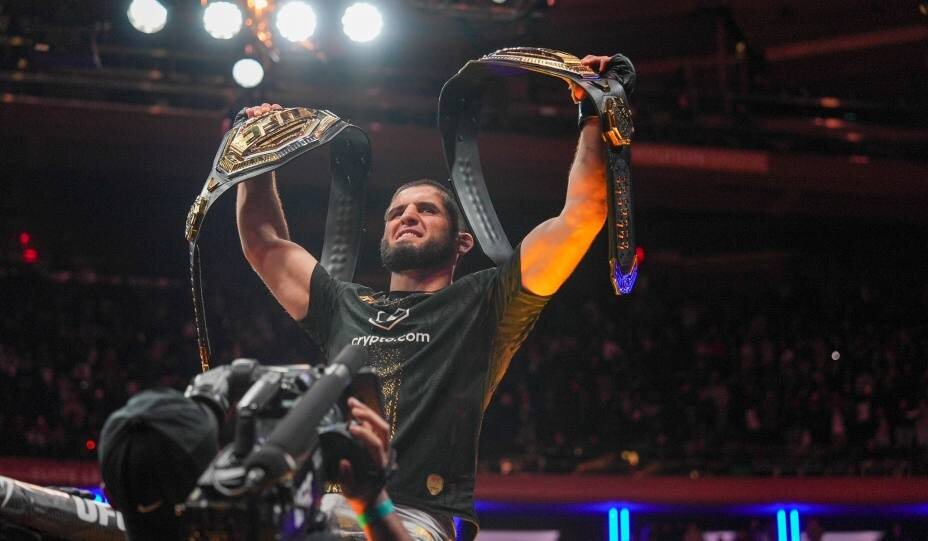    Ислам Махачев стал первым двойным чемпионом UFC в истории России. Фото: Соцсети UFC