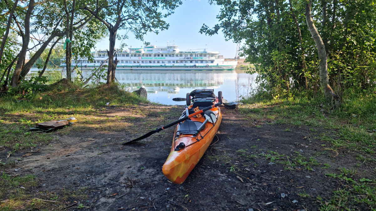 Лучший столик у самой кромки воды. Круизные теплоходы проплывают так близко, что можно помахать туристам, пока доедаю свой паёк. 🍽️