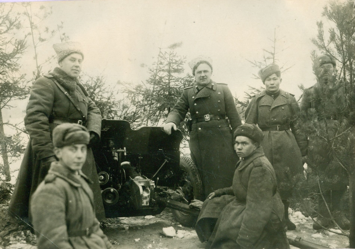 Т.-В. А. Свиклин (слева) с бойцами одной из своих частей