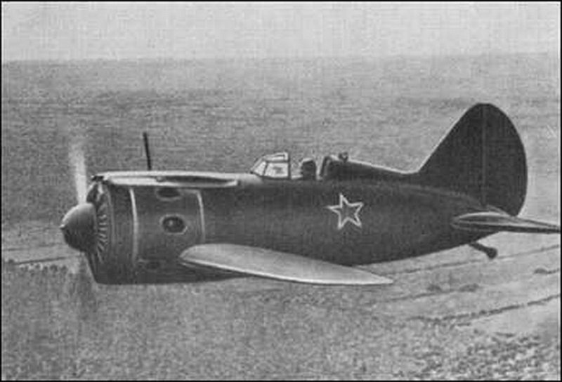 Архивные кадры фотохроники с истребителем И-16 в воздухе