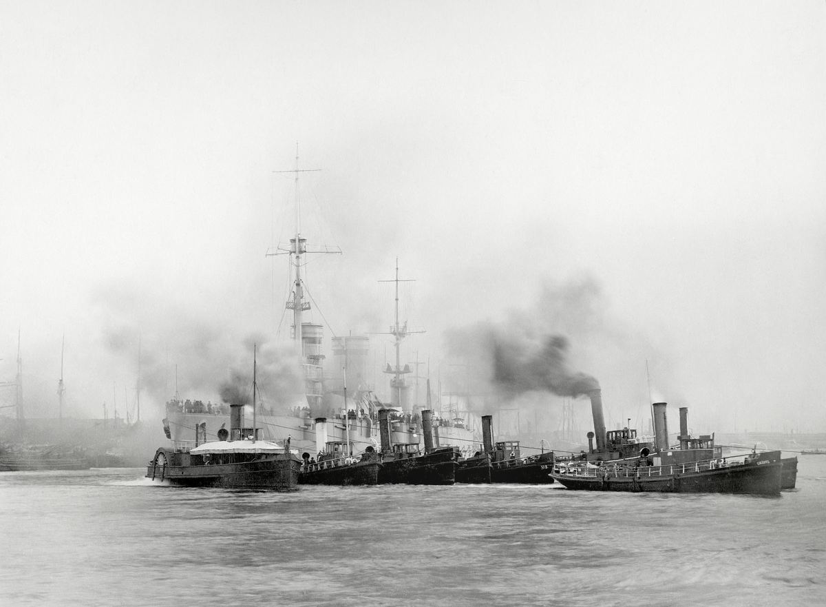 Линейный корабль «Гангутъ» уходитъ въ Кронштадтъ, изъ коллекціи Юрія Чернова, 1914 г.