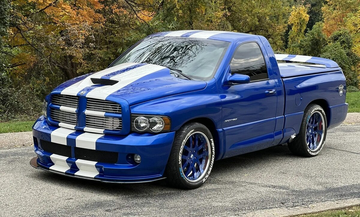 Dodge Ram SRT-10 — один из самых безумных серийных пикапов. Грузовичок оснащается 8,3-литровым десятицилиндровым атмосферным мотором мощностью 507 лошадиных сил и крутящим моментом 712 Нм. Привод — на заднюю ось. Выставленный на продажу Ram комплектуется 6-ступенчатой «механикой» Tremec T-56 и дифференциалом повышенного трения, однако Dodge также выпускал «заряженные» грузовички с 4-ступенчатым «автоматом».