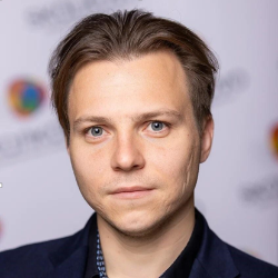    — Работодатели осознают ценность специалистов, умеющих работать с ИИ, и активно интегрируют эти технологии в свои бизнес-процессы, — комментирует директор HR-Tech в «Авито» Дмитрий Королев. — Эта тенденция находит отражение и в интересах соискателей. За рассматриваемый период количество резюме с упоминанием навыков применения ИИ по всей России выросло в 2,2 раза (+120%). Это свидетельствует о том, что ИИ воспринимается как мощный инструмент для повышения эффективности, а умение с ним работать становится значимым конкурентным преимуществом на современном рынке труда.