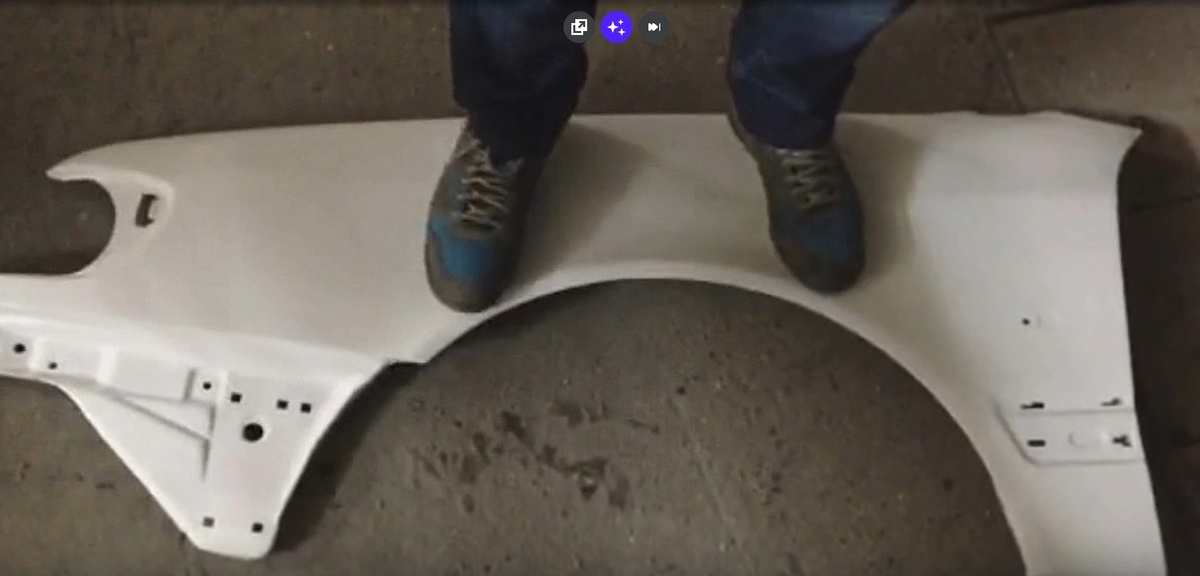 Простейшая пластиковая деталь для защиты автомобиля от пыли, ветра и дождя, снега не ломается, когда на ней скачет человек. Нагрузка там до 100 кг и выше примерно.