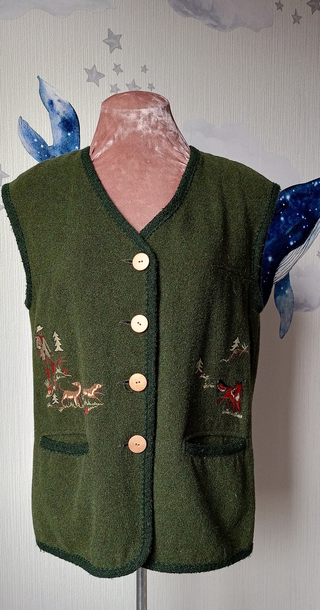 Баварский жилет из 100% шерсти с акцентной вышивкой. 