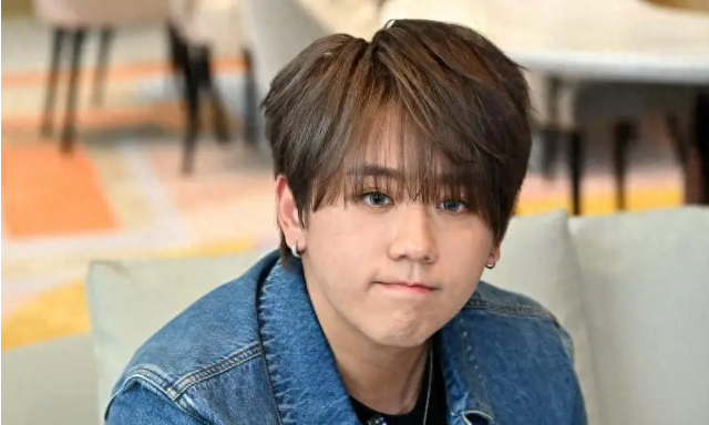 Снимок с экрана монитора. Китайский певец Цзянь Тао.