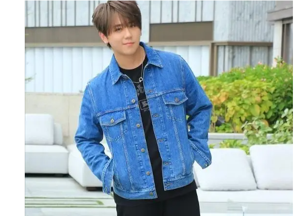 Снимок с экрана монитора. Певец Цзянь Тао.