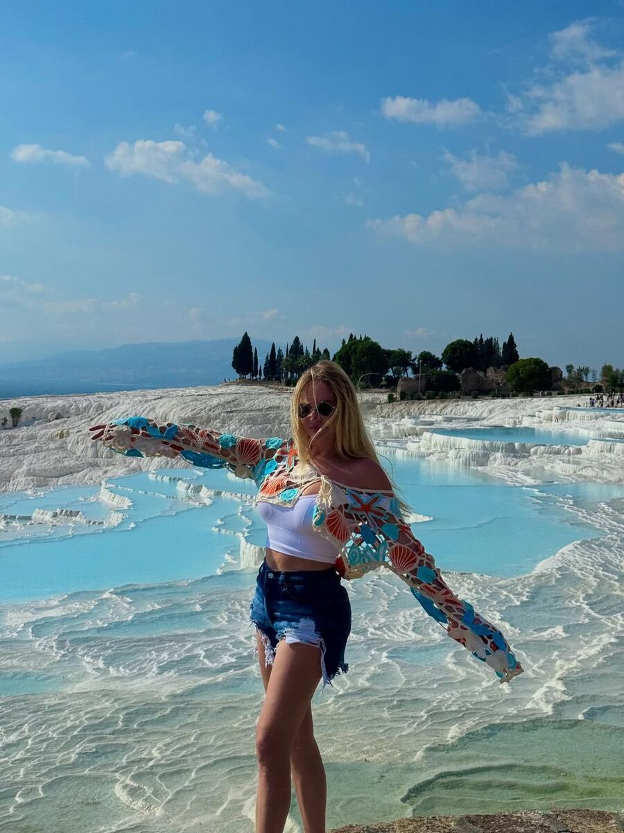 За 8 лет мы впервые оказались в Памуккале , избегали этот маршрут только из-за того что думали что тут толпы туристов. Нам невероятно повезло попасть сюда в тот редкий момент, когда вокруг было не много людей . Удивительно тот факт , что как только мы начали уезжать приехало около 40 огромных автобусов и встали в очередь на въезде 😅 У тебя бывало такое чувство, что место словно раскрывается для тебя?