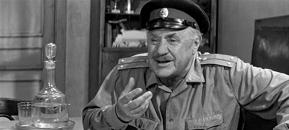 Создатели «Деревенского детектива» явно «обделили» своего героя, дав 60-летнему (по описаниям в книге) Анискину звание всего лишь лейтенанта милиции. Сегодня подобное вызывает откровенное недоумение. Фотокадр из открытых источников.