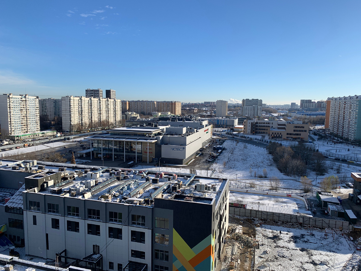 Фото автора 1611.2025  В 14 часов. Удивительно голубое небо. Но снег на кондиционере пока не тает.Лежит второй день.