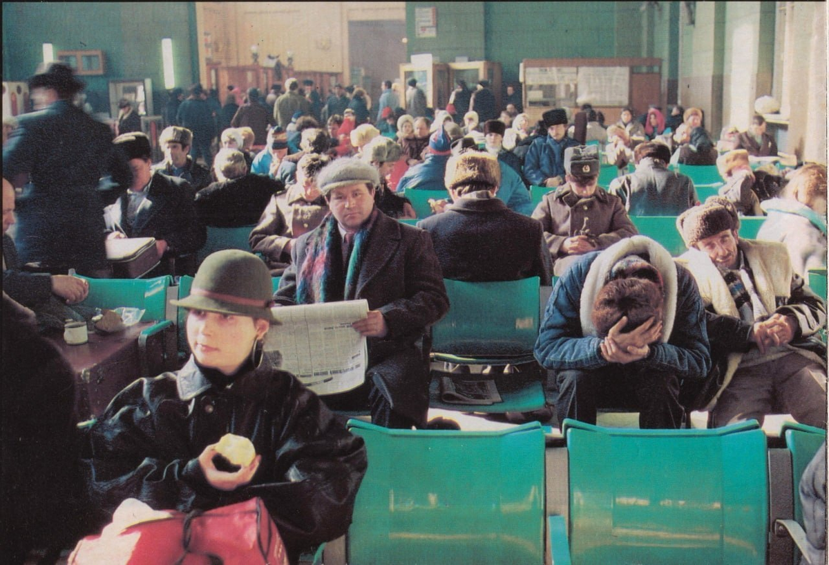 в центре, справа дембель прикорнул...