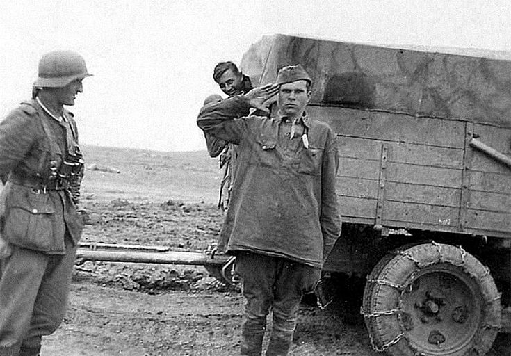 Стыдно было даже перед немцами. Рядовой "дурак" схватил гармошку и начал плясать, напрудив в штаны