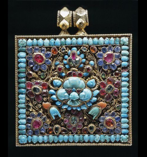 Амулетная шкатулка. Серебро, позолоченное, покрыто огранёнными полудрагоценными и драгоценными камнями. XVIII–XIX века. Непальские этнические украшения.