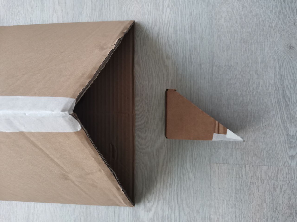 Обрезаем всё лишнее от коробки для трубы