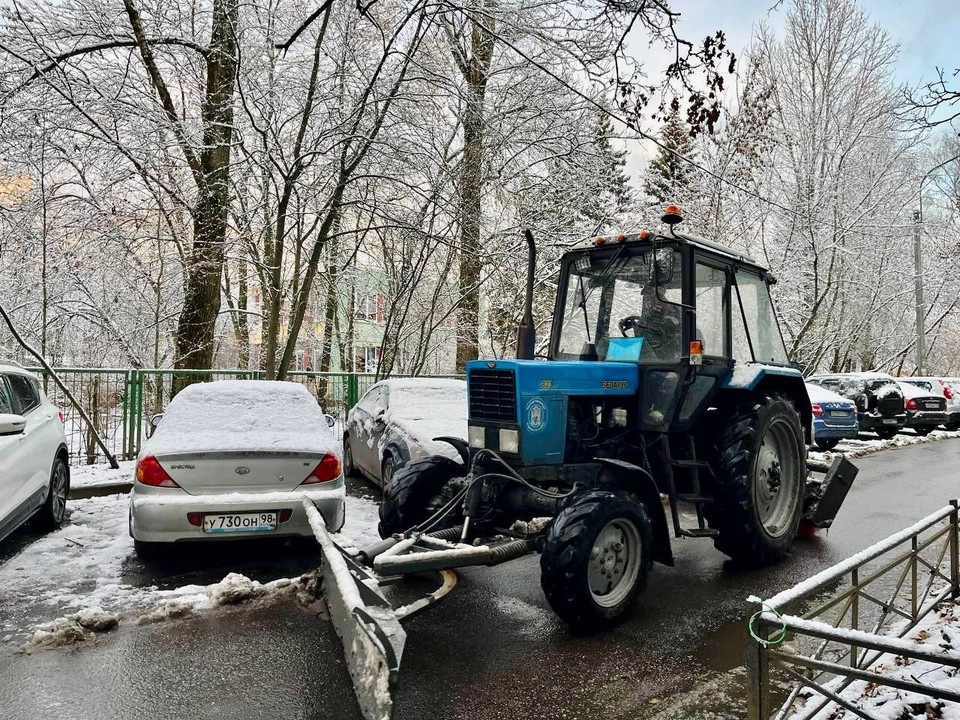    Городские службы продолжают расчищать Петербург. Фото: пресс-служба Смольного