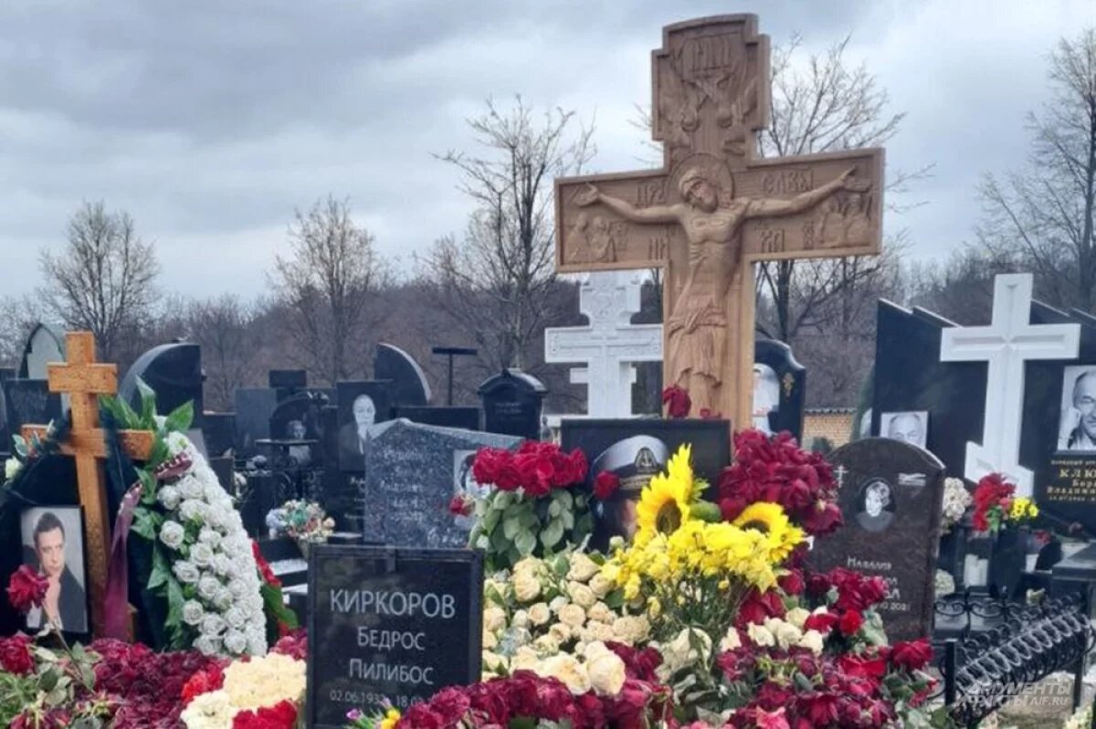    Иеромонах Феодорит оценил оставленный на могиле Киркорова амулет от сглаза