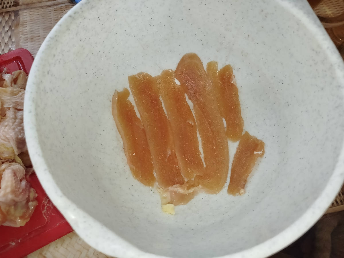 Начинаю выкладывать в плошку для маринования