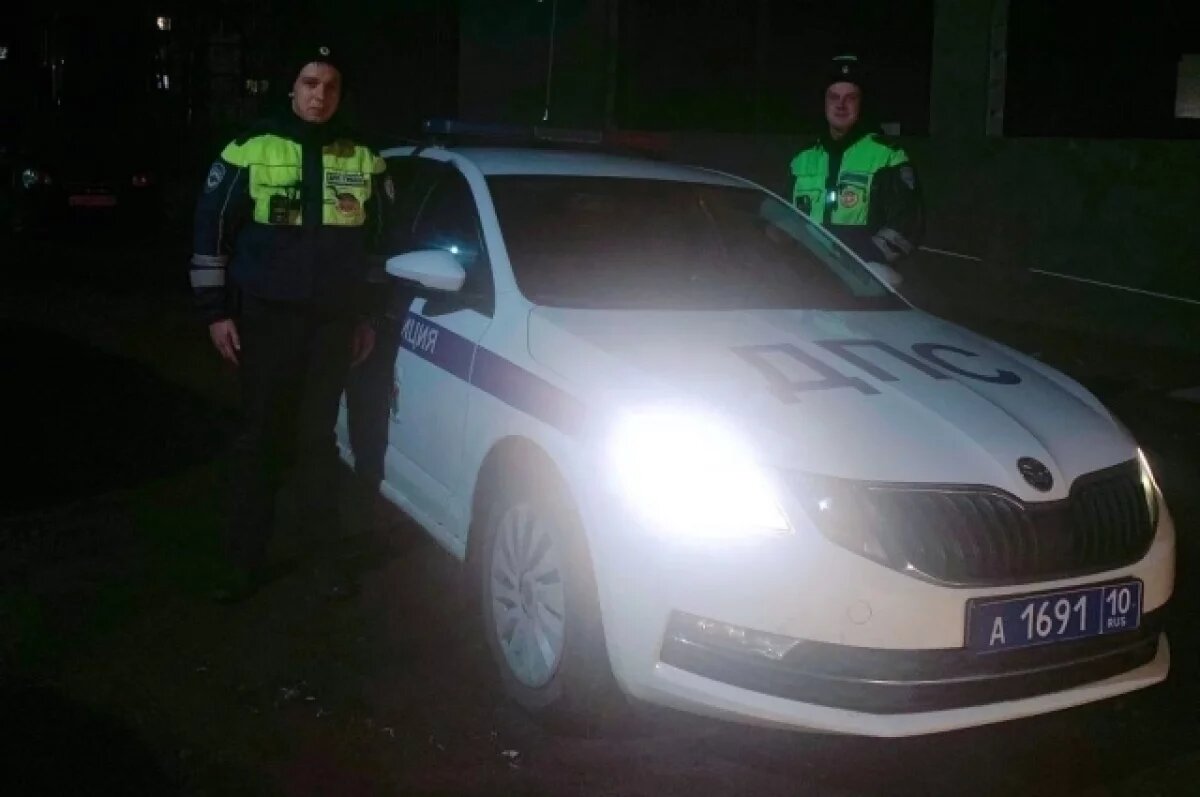    Полицейские из Олонца спасли автопутешественников, у которых лопнуло колесо