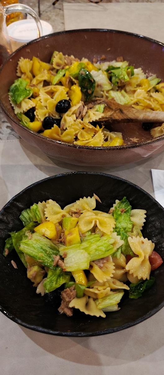 Макарошки, маслинки, масло оливковое, тунец, зелень, всё смешать получаеЦа еда!)